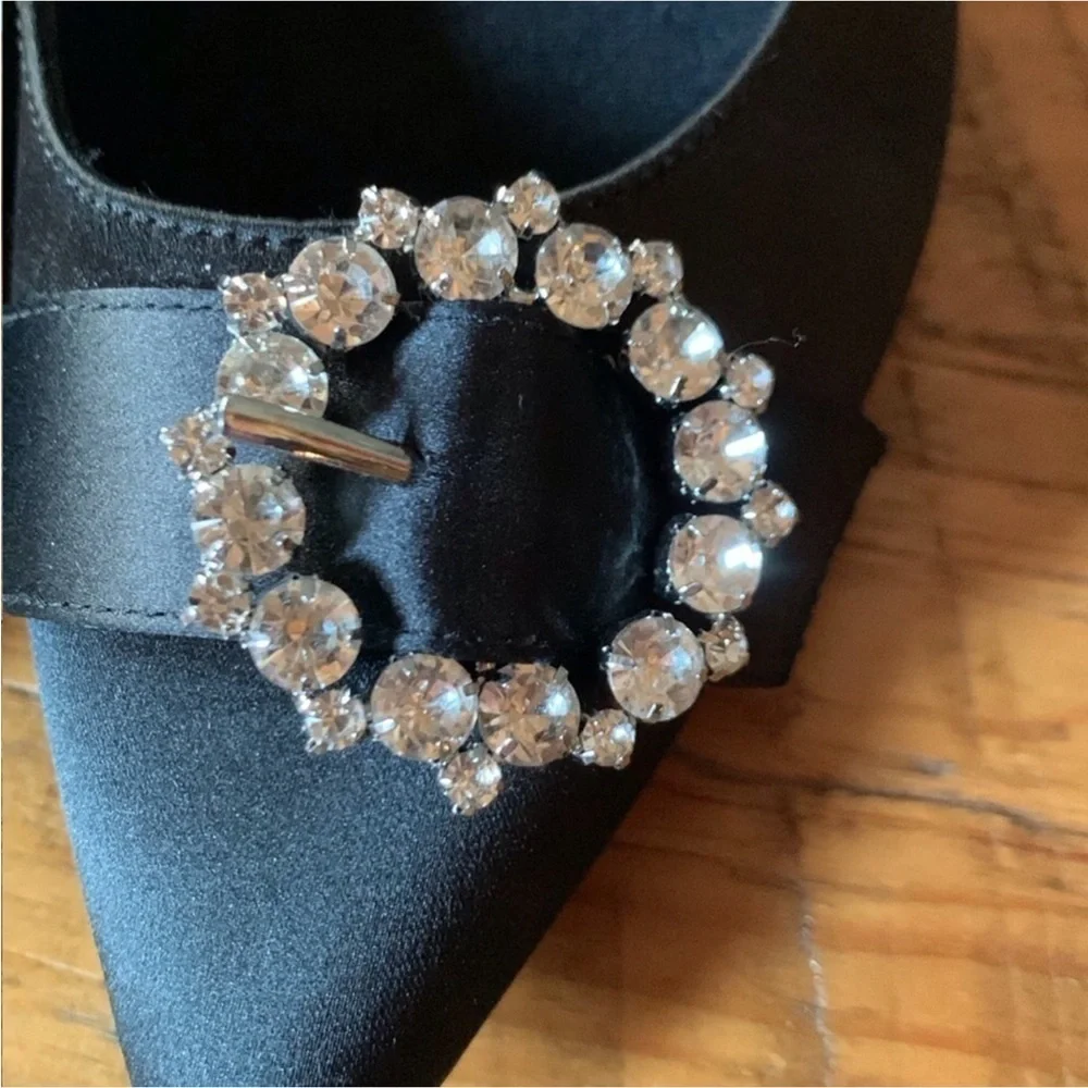 Anne Klein Raylee black satin pumps with rhinestone brooch detail Size 9.5